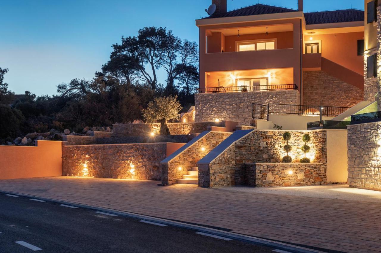 Lovro Luxury With Jacuzzi And Terrace Sea View Apartmán *